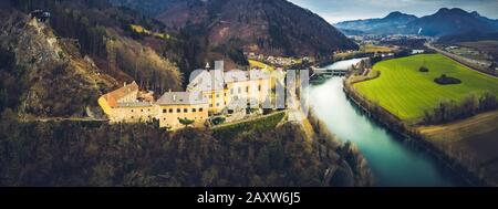 Veduta aerea del Castello Rabenstein vicino Frohnleiten, Austria, Stiria. Panorama paesaggio Foto Stock