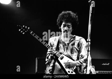 Jimi Hendrix al famoso Isle of Wight Festival nel 1970, si stima che tra 600 e 700.000 persone hanno partecipato. Domenica 30 Agosto 1970 Foto Stock