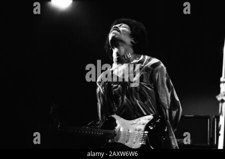 Jimi Hendrix al famoso Isle of Wight Festival nel 1970, si stima che tra 600 e 700.000 persone hanno partecipato. Domenica 30 Agosto 1970 Foto Stock