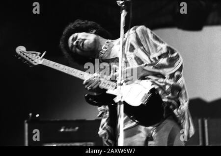 Jimi Hendrix al famoso Isle of Wight Festival nel 1970, si stima che tra 600 e 700.000 persone hanno partecipato. Domenica 30 Agosto 1970 Foto Stock