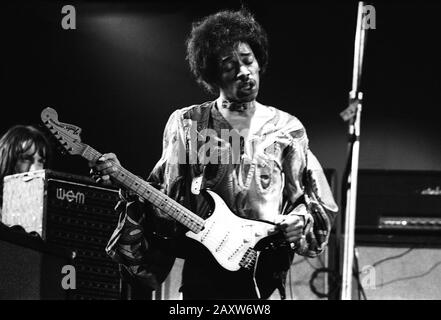 Jimi Hendrix al famoso Isle of Wight Festival nel 1970, si stima che tra 600 e 700.000 persone hanno partecipato. Domenica 30 Agosto 1970 Foto Stock