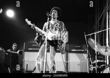 Jimi Hendrix al famoso Isle of Wight Festival nel 1970, si stima che tra 600 e 700.000 persone hanno partecipato. Domenica 30 Agosto 1970 Foto Stock