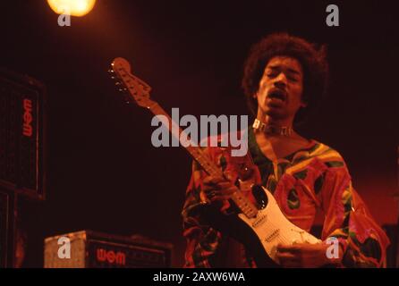 Jimi Hendrix al famoso Isle of Wight Festival nel 1970, si stima che tra 600 e 700.000 persone hanno partecipato. Domenica 30 Agosto 1970 Foto Stock