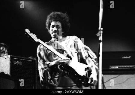 Jimi Hendrix al famoso Isle of Wight Festival nel 1970, si stima che tra 600 e 700.000 persone hanno partecipato. Domenica 30 Agosto 1970 Foto Stock