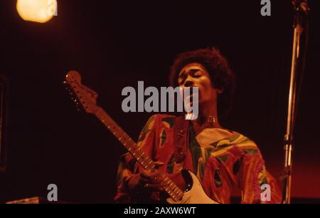 Jimi Hendrix al famoso Isle of Wight Festival nel 1970, si stima che tra 600 e 700.000 persone hanno partecipato. Domenica 30 Agosto 1970 Foto Stock