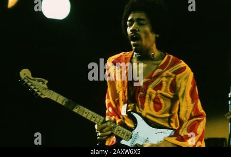 Jimi Hendrix al famoso Isle of Wight Festival nel 1970, si stima che tra 600 e 700.000 persone hanno partecipato. Domenica 30 Agosto 1970 Foto Stock