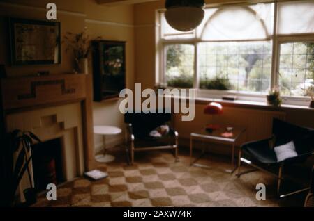 Un soggiorno di una casa Tudor suburbana degli anni '30 nel nord-ovest di Londra nel Regno Unito 1973 Foto Stock
