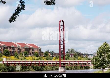 Il ponte sospeso al Riverwalk collega i Parchi Beutter e Battell sul fiume St. Joseph a Mishawaka, Indiana, Stati Uniti. Foto Stock