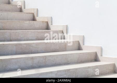 Scala in pietra vuota vicino a muro bianco, astratto sfondo architettonico Foto Stock