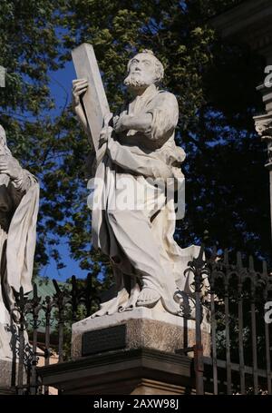 Cracovia. Cracovia. Polonia. Grodzka Street. Figura dell'apostolo Pietro di fronte alla chiesa dei santi Pietro e Paolo. Foto Stock