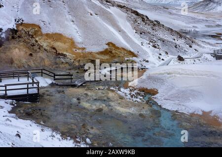 Percorso del colorato krysuvik seltun sulla penisola di reykjavik in Islanda Foto Stock