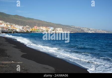 Splendida vista sulla spiaggia nera di sabbia nella città di Candelaria, Tenerife, Canary Island, Spagna Foto Stock