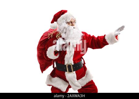 Babbo Natale con un sacco in fretta gesturante con la mano isolato su sfondo bianco Foto Stock
