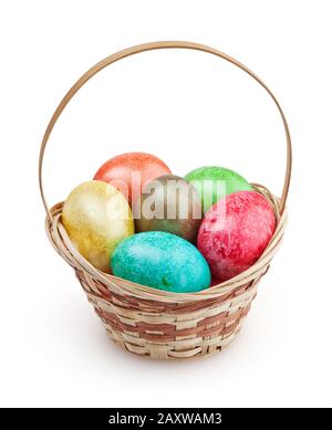 Cesto di pasqua isolato su sfondo bianco con tracciato di ritaglio Foto Stock