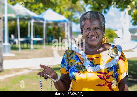 Ritratto di una donna matura melanesiana - australiana sorridente, all'aperto. Foto Stock