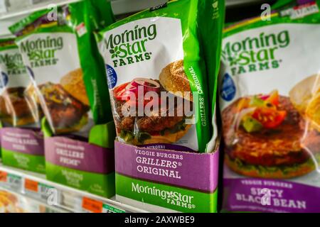 Pacchetti di hamburger vegetariani di Kellogg Morningstar Farms veggie in un supermercato a New York martedì 4 febbraio 2020. Le vendite di Morningstar Farms e di altri prodotti congelati Kellogg sono salite nell'ultimo trimestre. (© Richard B. Levine) Foto Stock