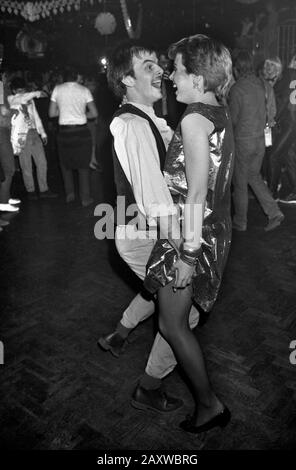 Heaven nightclub Londra anni '1980 Regno Unito. Coppia che si diverte a ballare in discoteca 1980 England HOMER SYKES Foto Stock
