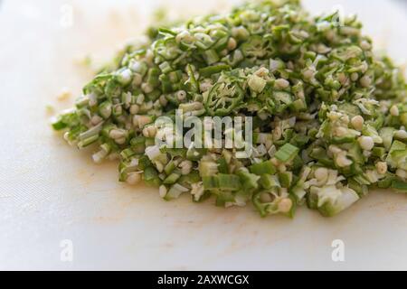 Okra Okra fresca tritata su un tagliere Foto Stock