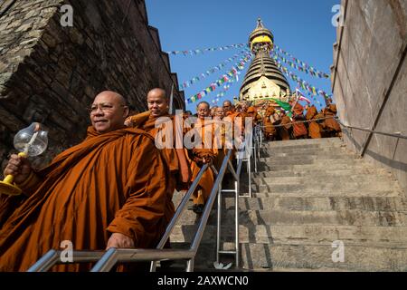 Kathmandu, Nepal. 13th Feb, 2020. I monaci buddisti della Thailandia partecipano a un pellegrinaggio a Lumbini, luogo di nascita del Signore Buddha a Swayambhunath Stupa a Kathmandu, Nepal, giovedì 13 febbraio 2020. Circa 60 monaci della Thailandia hanno partecipato alla lunga distanza che si concluderà dopo aver raggiunto Lumbini, il luogo di nascita del Signore Buddha. (Foto Di Prabin Ranabhat/Pacific Press) Credito: Pacific Press Agency/Alamy Live News Foto Stock