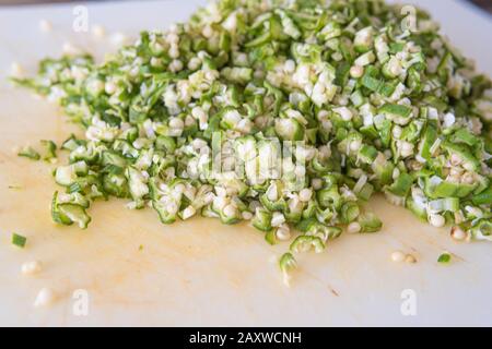 Okra Okra fresca tritata su un tagliere Foto Stock