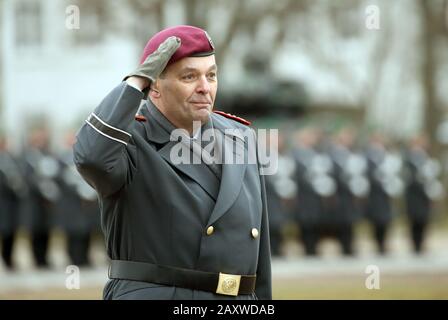 Strausberg, Germania. 13th Feb, 2020. Il tenente generale Alfons Mais assume il comando dell'esercito tedesco. Il suo predecessore, il tenente generale Jörg Vollmer, diventa comandante del comando delle Forze congiunte alleate della NATO a Brunssum, Paesi Bassi. Credito: Wolfgang Kumm/Dpa/Alamy Live News Foto Stock