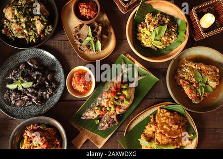 Minahasan Rijsttafel. Una gamma di piatti tradizionali da Manado, Minahasa. Foto Stock