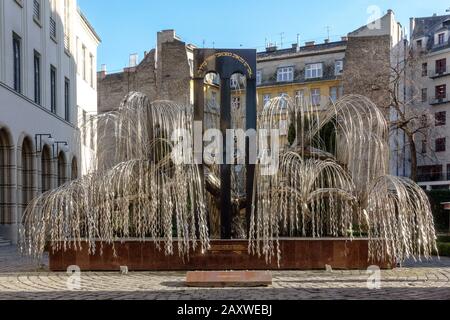 Il Memoriale dei Martiri Ebrei Ungherese nel Parco Memoriale dell'Olocausto di Raoul Wallenberg dietro la Sinagoga di via Dohany a Budapest, Ungheria Foto Stock