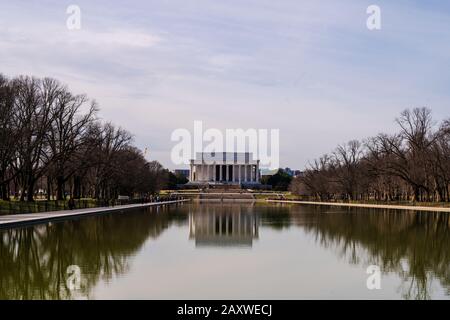 Washington, DC, USA -- 3 febbraio 2020. Una foto del Lincoln Memorial che si affaccia sulla piscina riflettente. Foto Stock