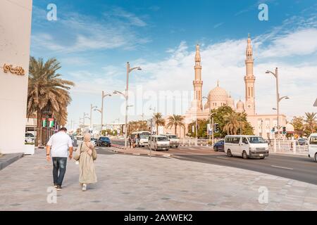 25 novembre 2019, Dubai, Emirati Arabi Uniti: Persone che camminano lungo la strada statale vicino alla Moschea di Jumeirah Foto Stock