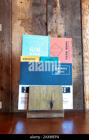 Menu di cibi e bevande in legno su tavolo da ristorante Foto Stock