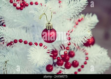 Albero di Natale decorazioni giocattoli e coperti di neve albero di Natale rami di close-up. Inverno Natale Anno nuovo sfondo. Foto Stock