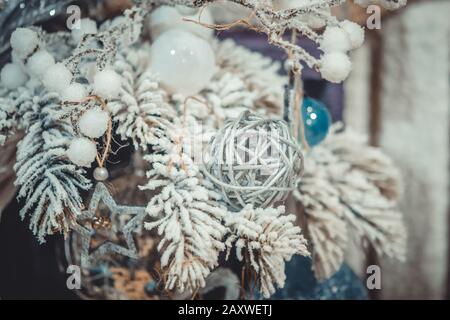 Albero di Natale decorazioni giocattoli e coperti di neve albero di Natale rami di close-up. Inverno Natale Anno nuovo sfondo. Foto Stock