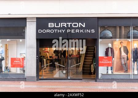 Burton, Dorothy Perkins negozio finestra in High Street, Southend on Sea, Essex, UK. Cartelli per la vendita della liquidazione finale. Avvisi di riduzione Foto Stock