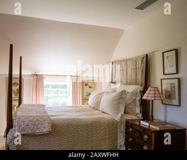 Letto a baldacchino in stile country camera da letto Foto Stock