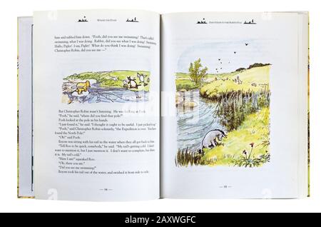 Un'illustrazione di Christopher Robin e Pooh sull'esposizione al Polo Nord di EH Shepherd in una collezione Winnie the Pooh Foto Stock