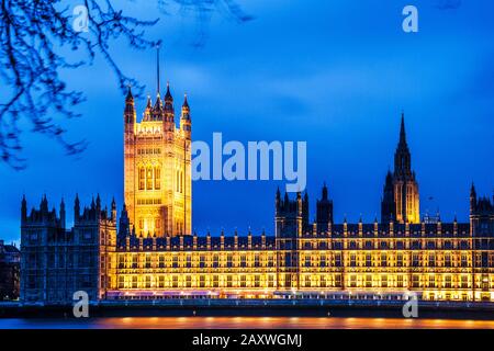 Le Case del Parlamento lungo il fiume Tamigi a Londra di notte. Foto Stock