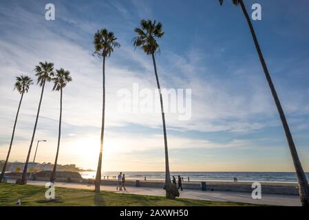 Scena costiera invernale a la Jolla Shores Beach. La Jolla, California, Stati Uniti. Fotografato prima del tramonto. Foto Stock