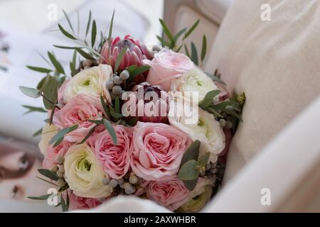 Bouquet esotico di fiori di rosa e bianchi su sfondo bianco. Sfondo