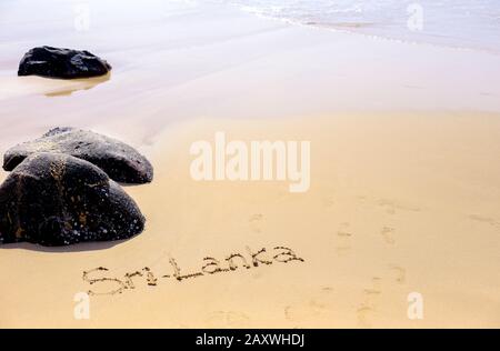 Spiaggia di sabbia dell'oceano Indiano a Mirissa, Sri Lanka. Parole scritte a mano sulla spiaggia. Ricordi del viaggio di vacanza a Ceylon. Foto Stock