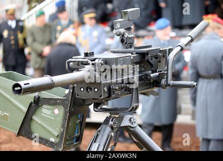 Strausberg, Germania. 13th Feb, 2020. Un GMW A1 dell'esercito tedesco, un'arma da granata da Heckler e Koch, è in piedi sul terreno delle caserme von Hardenberg durante il trasferimento del comando dell'esercito tedesco. Credito: Wolfgang Kumm/Dpa/Alamy Live News Foto Stock