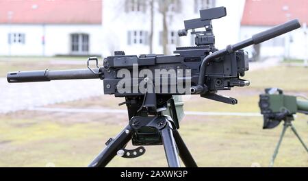 Strausberg, Germania. 13th Feb, 2020. Una GMW A1 della Bundeswehr, una pistola a granata, è in piedi sulla caserma von Hardenberg durante il trasferimento del comando dell'esercito tedesco. Credito: Wolfgang Kumm/Dpa/Alamy Live News Foto Stock