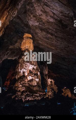 UTAS de Cacahuamilpa Caverns a Guerrero, Messico, uno dei più grandi sistemi di grotte del mondo fatto di migliaia di stalattiti e stalagmiti. Foto Stock