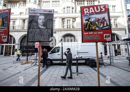 Monaco, Baviera, Germania. 13th Feb, 2020. Pegida Muenchen, guidato dal terrorismo controllato a livello federale, il sospetto Heinz Meyer, insieme al consigliere comunale neonazi Karl Richter utilizzando il fronte BIA per il partito neonazi NPD hanno tenuto un altro evento informativo presso l'elegante Sendlinger Strasse di Monaco come parte della loro campagna per il sindaco e consigliere. Credit: Sacelle Babbar/Zuma Wire/Alamy Live News Foto Stock