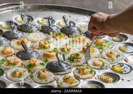 Vietnamita piccola frittella di gamberi - Banh Khot Vung Tau Foto Stock