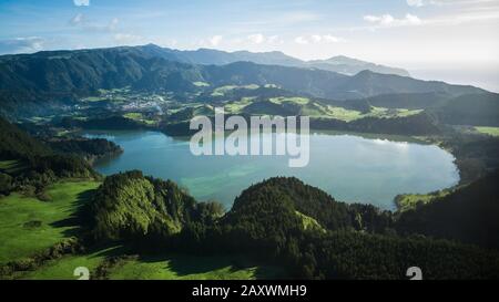 Veduta aerea dei droni della laguna di Lagoa das Furnas dal punto di vista di "Castelo Branco" nell'isola di Sao Miguel, Azzorre, Portogallo. Foto Stock