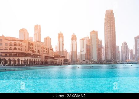 26 novembre 2019, Emirati Arabi Uniti, Dubai: Edificio Souk al Bahar e grattacieli con piscina blu in primo piano Foto Stock