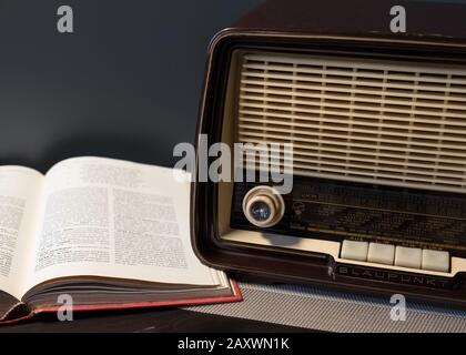 Vista frontale di una radio Blaupunkt vintage dalla 60s, visibile un libro sul lato. Foto Stock