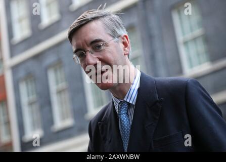 Leader della Camera dei Comuni, Jacob Rees-Mogg lasciando Downing Street, Londra, mentre il primo ministro Boris Johnson rimescola il suo gabinetto. Foto PA. Data Immagine: Giovedì 13 Febbraio 2020. Vedi la storia PA POLITICA Rimpasto. Photo credit dovrebbe leggere: Aaron Chown/PA Filo Foto Stock