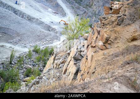 Le pareti della cava di granito nel giorno d'estate. Copia sapce. Foto Stock