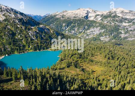 Vista aerea del lago turchese in un ambiente montano. Foto Stock